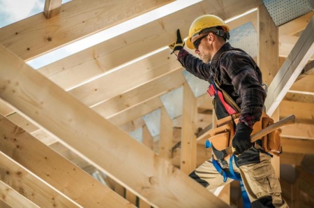 La r&eacute;novation d'une maison en bois demande des techniques sp&eacute;cifiques.